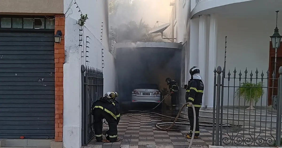 Carro pega fogo em casa na Avenida General Rondon