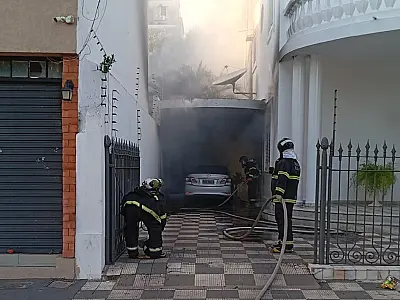 Carro pega fogo em casa na Avenida General Rondon