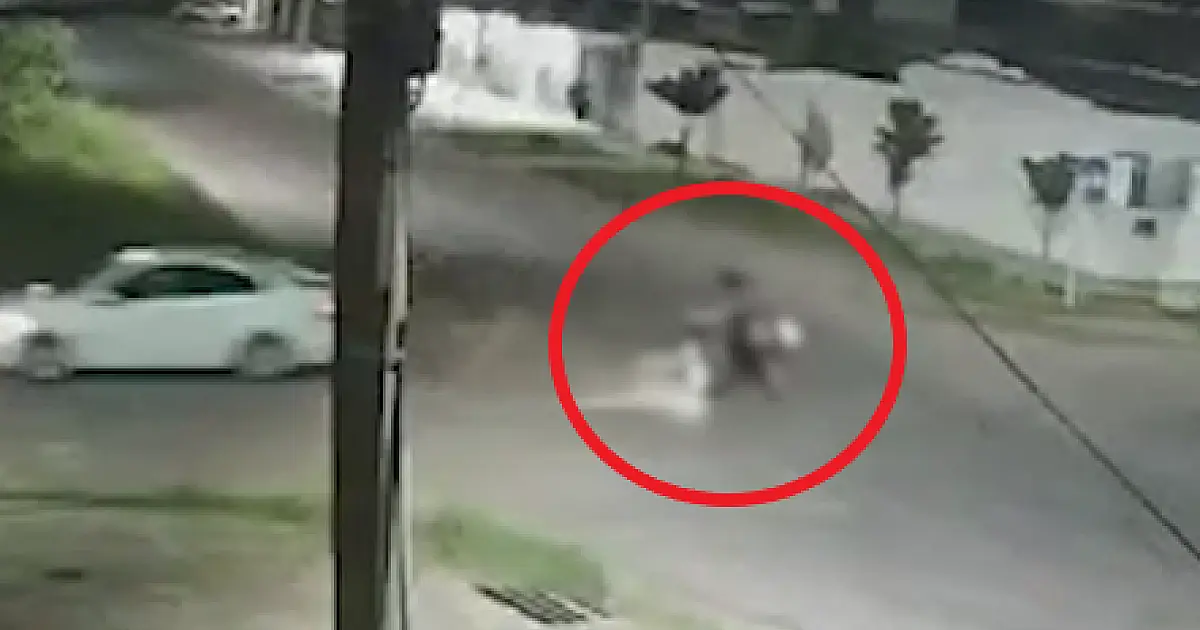 Motorista atropela casal em moto e foge sem prestar socorro