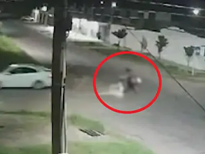 Motorista atropela casal em moto e foge sem prestar socorro