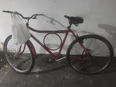 Mulher tem bicicleta roubada sob golpes de faca