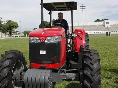 Pequenos agricultores de MS recebem mais 363 equipamentos e maquinários nesta segunda-feira