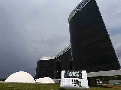 Presidente do TSE veta investigações contra institutos de pesquisa