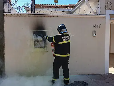 Bombeiros controlam princípio de incêndio em medidor de energia elétrica