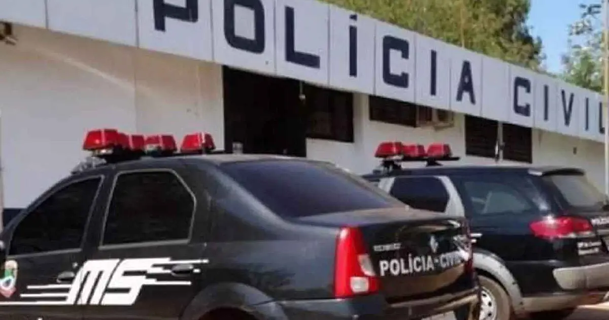 Bandidos se passam por compradores, roubam carro de rapaz e capotam veículo durante fuga