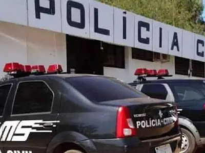 Bandidos se passam por compradores, roubam carro de rapaz e capotam veículo durante fuga