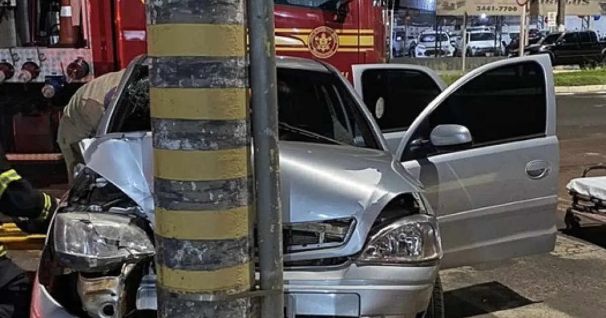 Mulheres são socorridas em estado grave após carro colidir em poste de energia