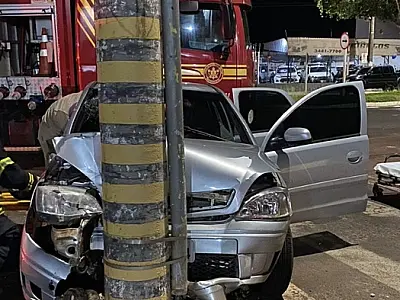 Mulheres são socorridas em estado grave após carro colidir em poste de energia