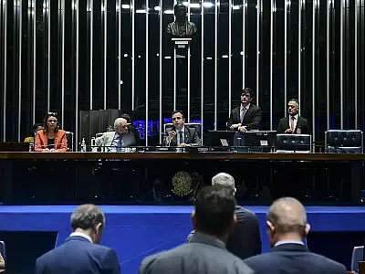 Senado aprova PEC do corte de gastos e restrição do PIS/Pasep