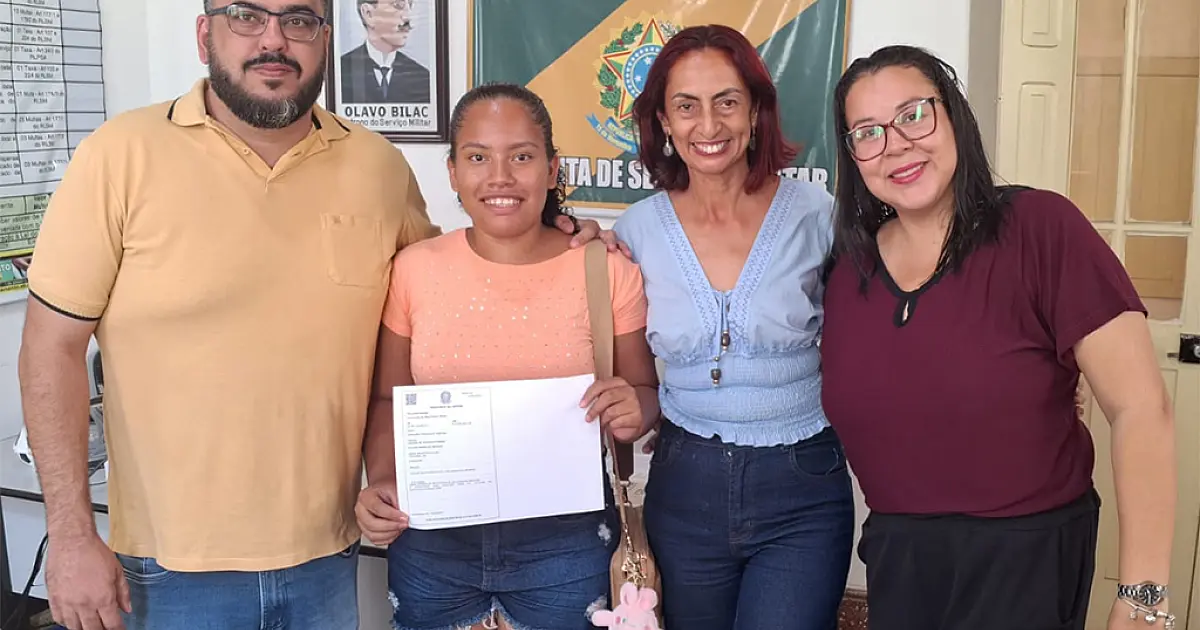 Jovem do Cravo vermelho é a 1ª a se inscrever no alistamento feminino em Corumbá