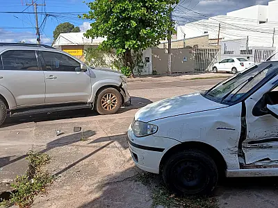 Colisão entre carros deixa condutora de 20 anos ferida