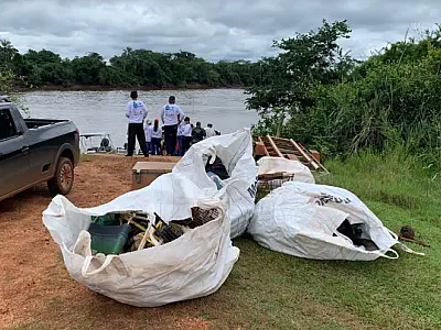 Ação conjunta retira meia tonelada de lixo do rio Ivinhema