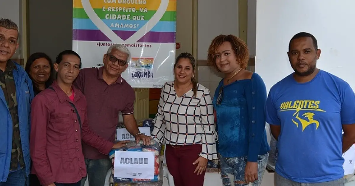 Amistoso da diversidade doa alimentos para projetos sociais