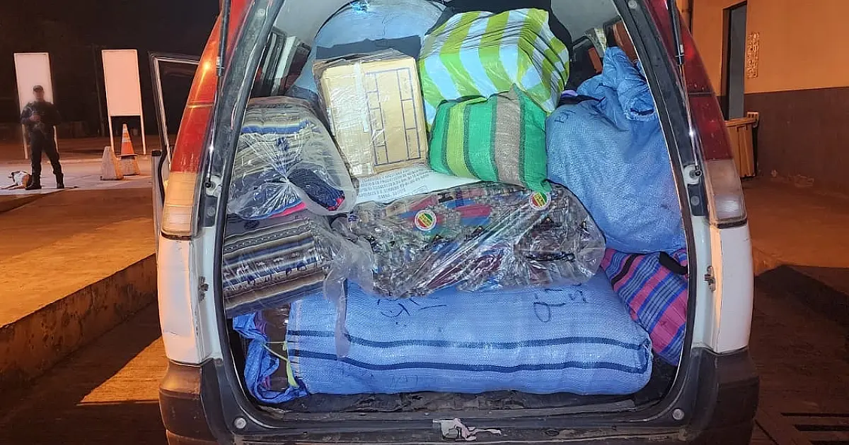 Táxi boliviano é flagrado com 464 kg de roupas contrabandeadas em estrada vicinal