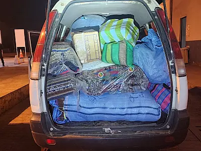 Táxi boliviano é flagrado com 464 kg de roupas contrabandeadas em estrada vicinal