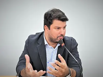 Vereador pede melhoria na sinalização de trânsito em rotatória no centro