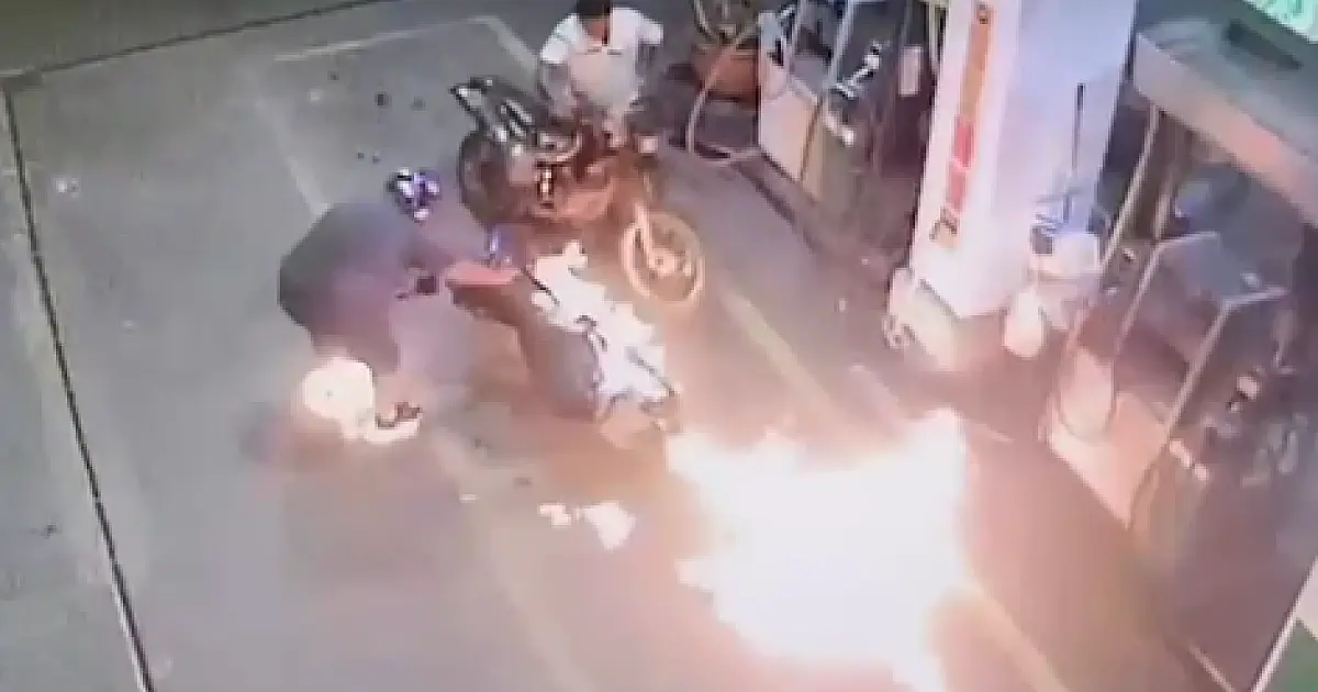 Moto pega fogo enquanto dono esperava para abastecer