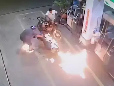 Moto pega fogo enquanto dono esperava para abastecer