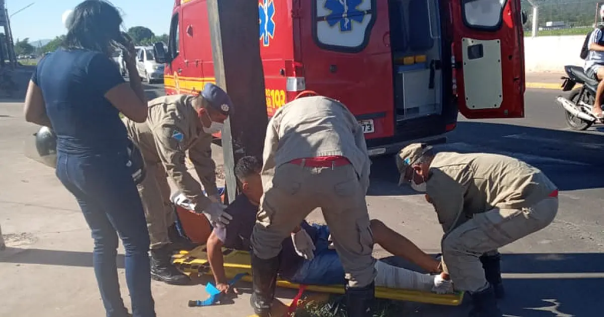 Condutor de moto sofre fratura em colisão com carro