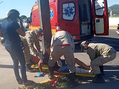 Condutor de moto sofre fratura em colisão com carro
