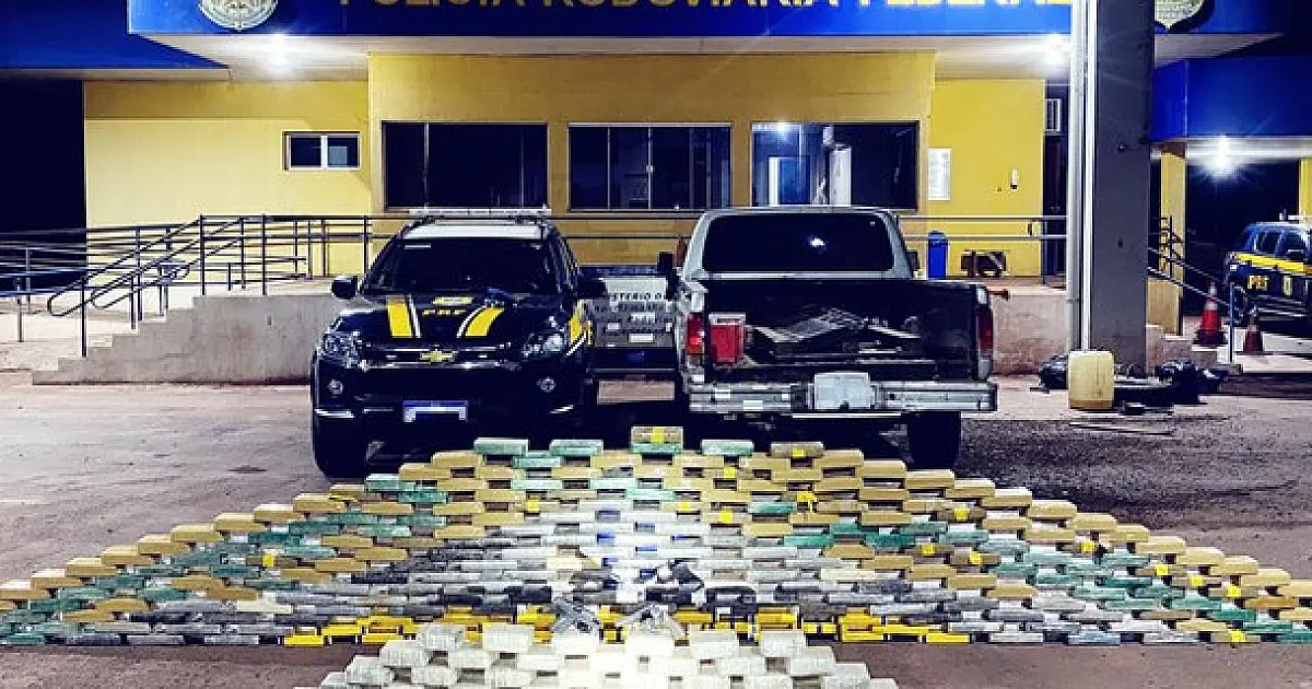 PRF apreende 295 kg de drogas e armas em abordagem na BR-262