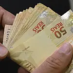 Nascidos em setembro e outubro recebem abono salarial nesta terça