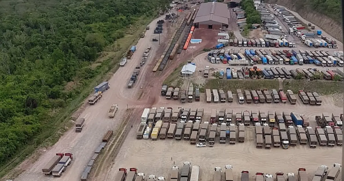 Caminhoneiros mantêm fronteira fechada contra a greve de auditores