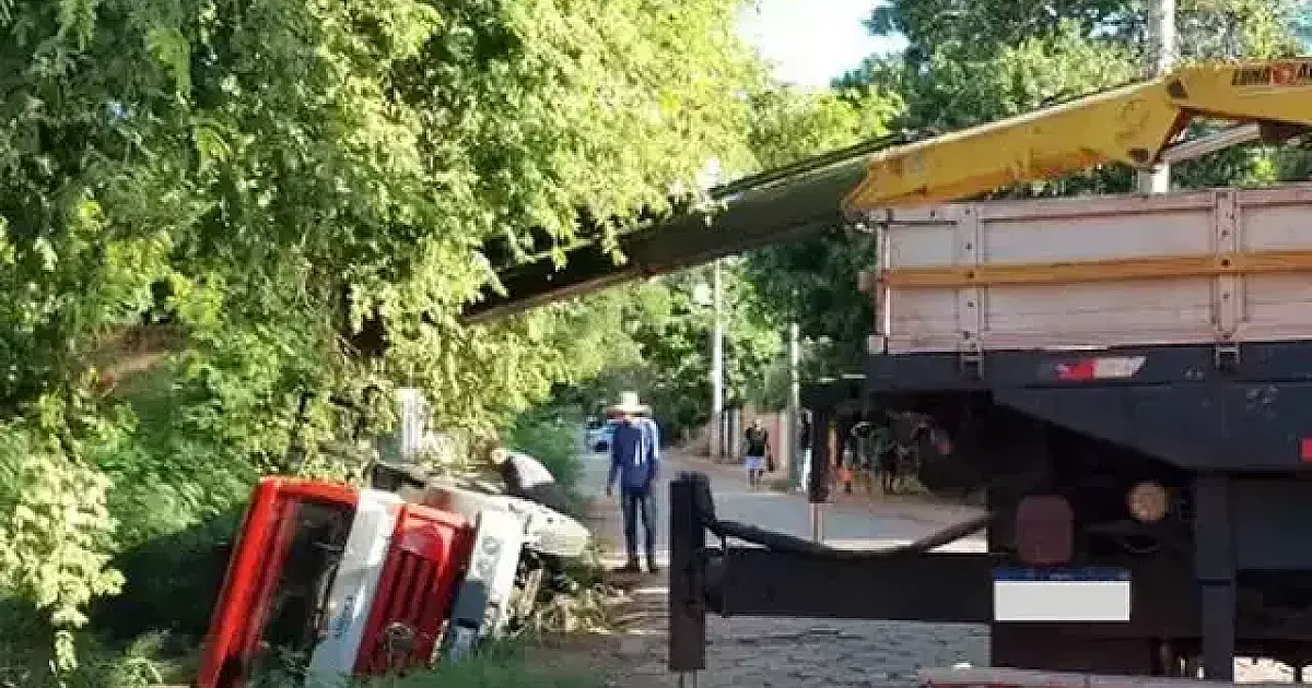 Caminhão desobedece sinalização e tomba na galeria da XV de novembro