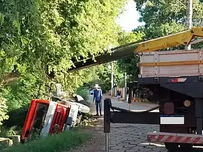 Caminhão desobedece sinalização e tomba na galeria da XV de novembro