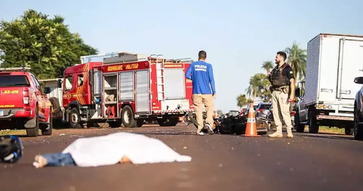 Motociclista ultrapassa carreta e morre em colisão na BR 262