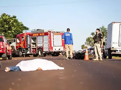 Motociclista ultrapassa carreta e morre em colisão na BR 262