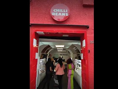 Mulher é presa por furtar óculos na Chilli Beans do centro