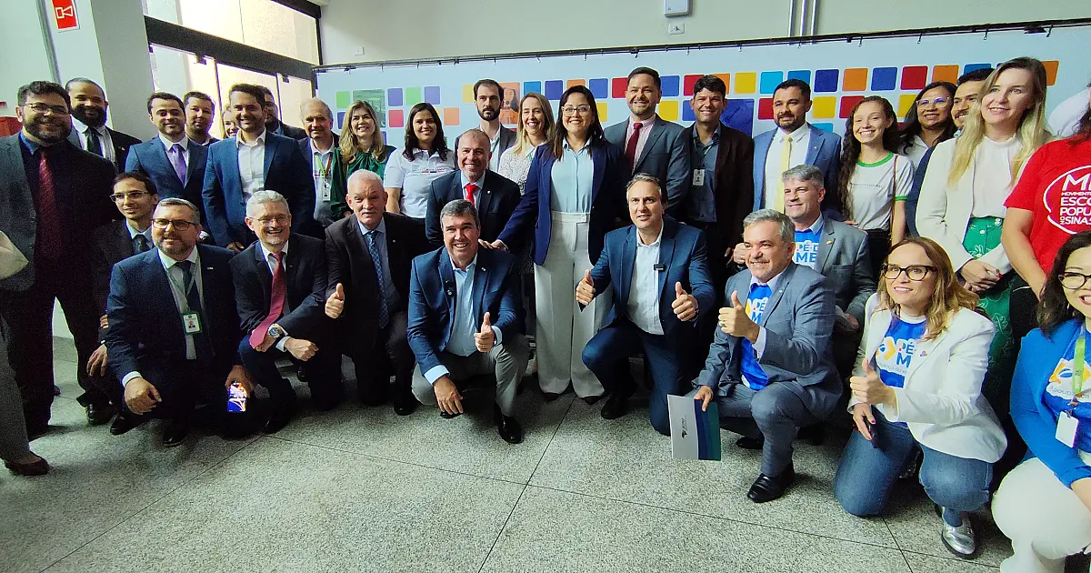 Ministro entrega ônibus para 24 municípios de MS e anuncia reforma no refeitório do IFMS de Corumbá