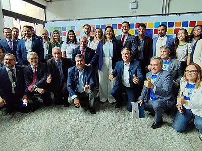 Ministro entrega ônibus para 24 municípios de MS e anuncia reforma no refeitório do IFMS de Corumbá