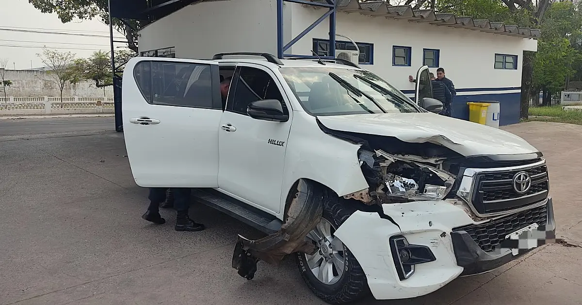 Condutor colide em dois carros e alega que estaria sendo perseguido