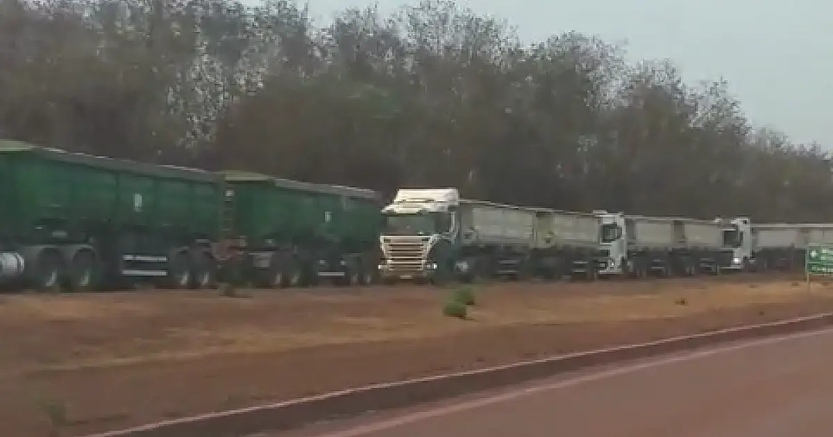 Carretas impedem tráfego de veículos na BR 262