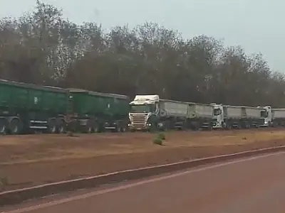 Carretas impedem tráfego de veículos na BR 262