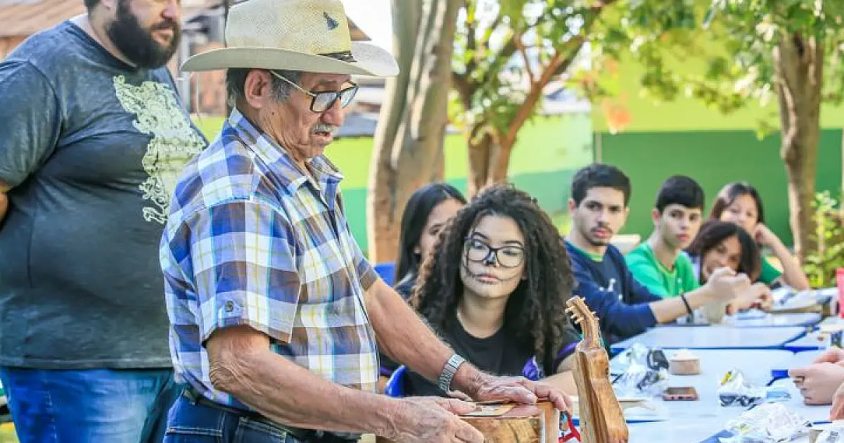 Mestre Sebastião ensina viola de cocho no Festival de Inverno de Bonito