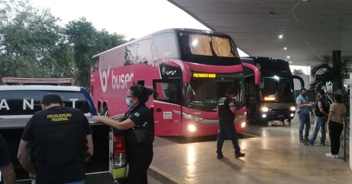 Dois ônibus são apreendidos e 37 passageiros ficam a pé na rodoviária
