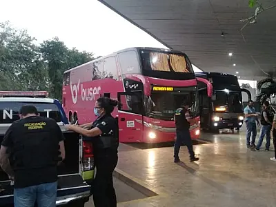 Dois ônibus são apreendidos e 37 passageiros ficam a pé na rodoviária