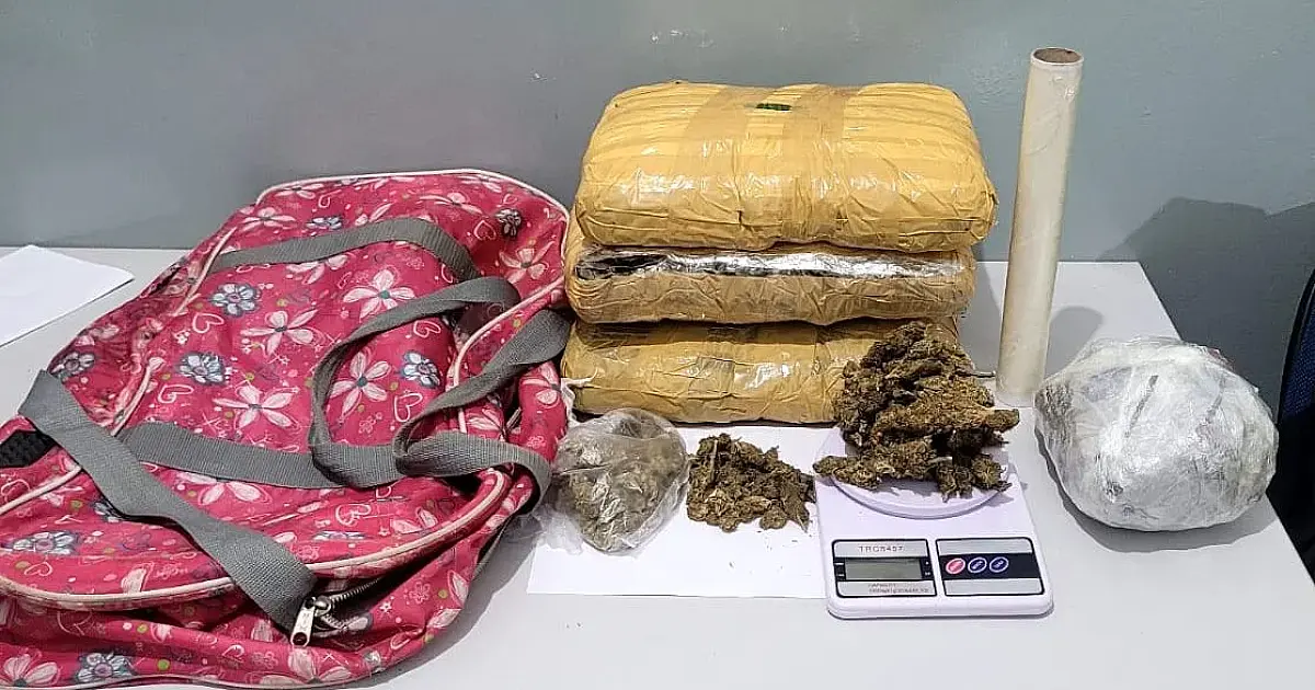 Mulher é presa com mala lotada de maconha enquanto aguardava comprador