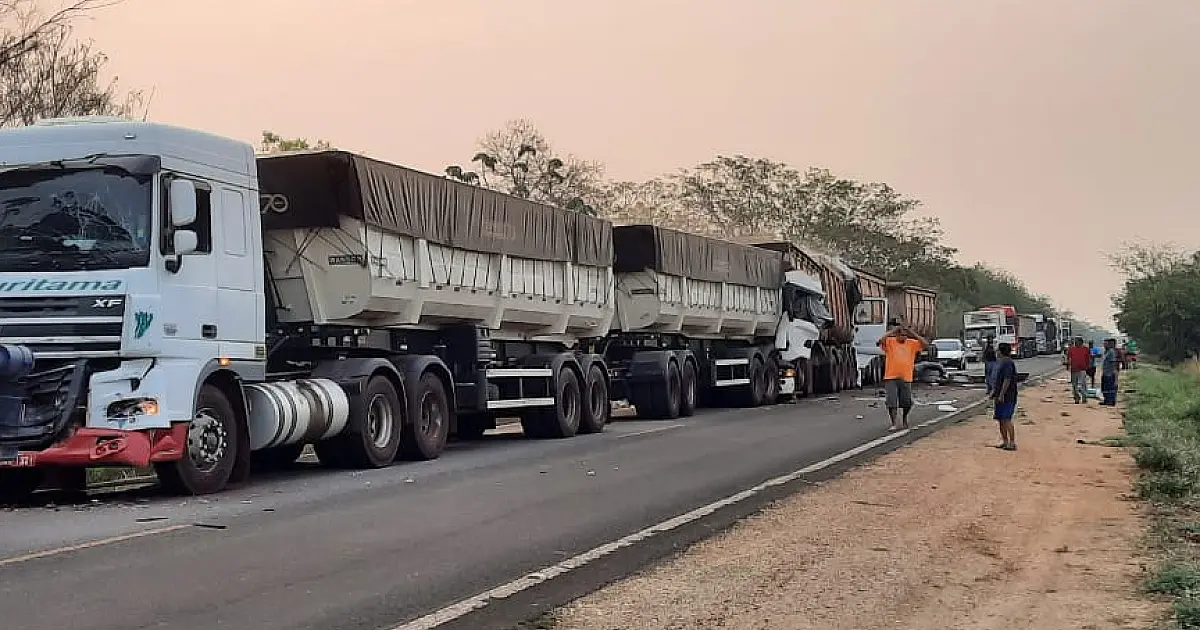 Dois caminhoneiros morreram na hora em engavetamento na BR 262