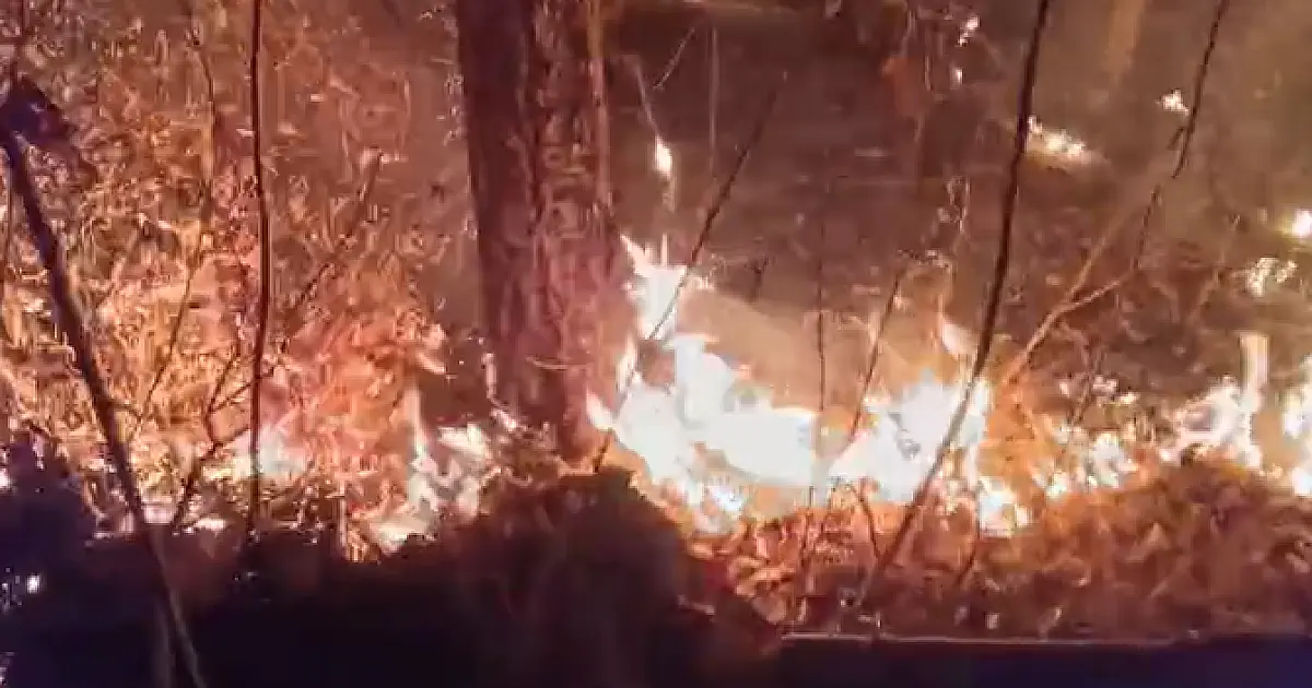 Bombeiros enfrentam combate noturno para conter incêndios na área urbana de Corumbá