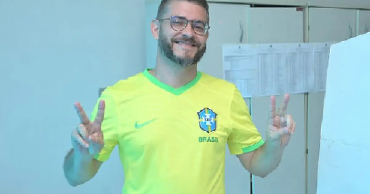 André Campos vota acompanhado pela esposa, mãe e filhos