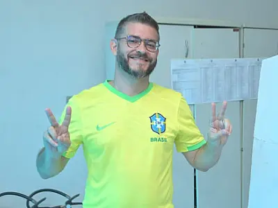 André Campos vota acompanhado pela esposa, mãe e filhos