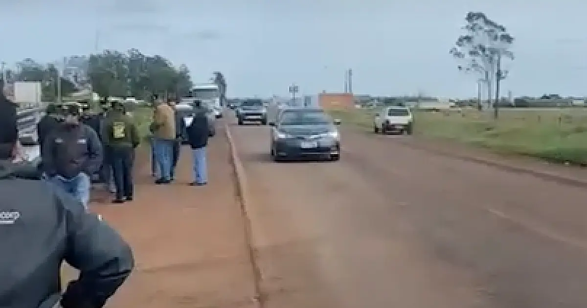 Manifestantes intensificam protestos na fronteira com o Paraguai