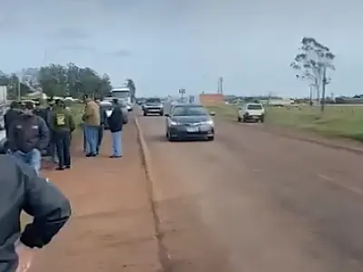 Manifestantes intensificam protestos na fronteira com o Paraguai
