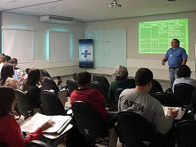 Técnicos recebem capacitação para reforçar cadeia produtiva do mel no Estado