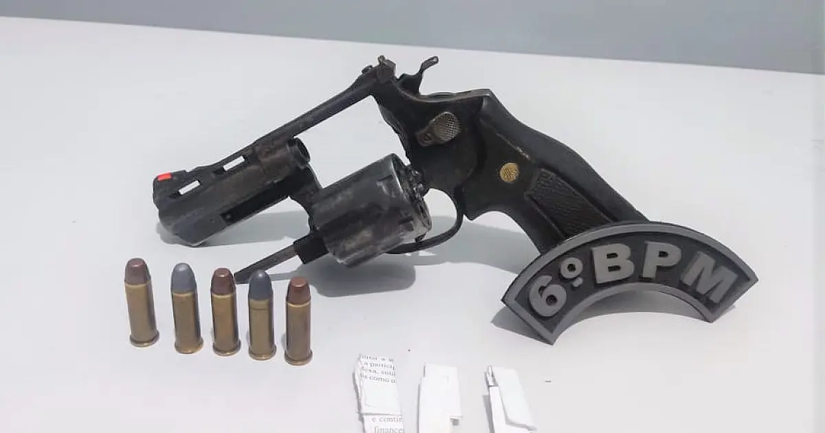 Com medo do flagrante, indivíduo abandona arma e papelotes de cocaína