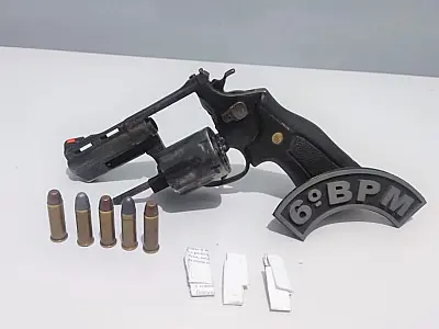 Com medo do flagrante, indivíduo abandona arma e papelotes de cocaína